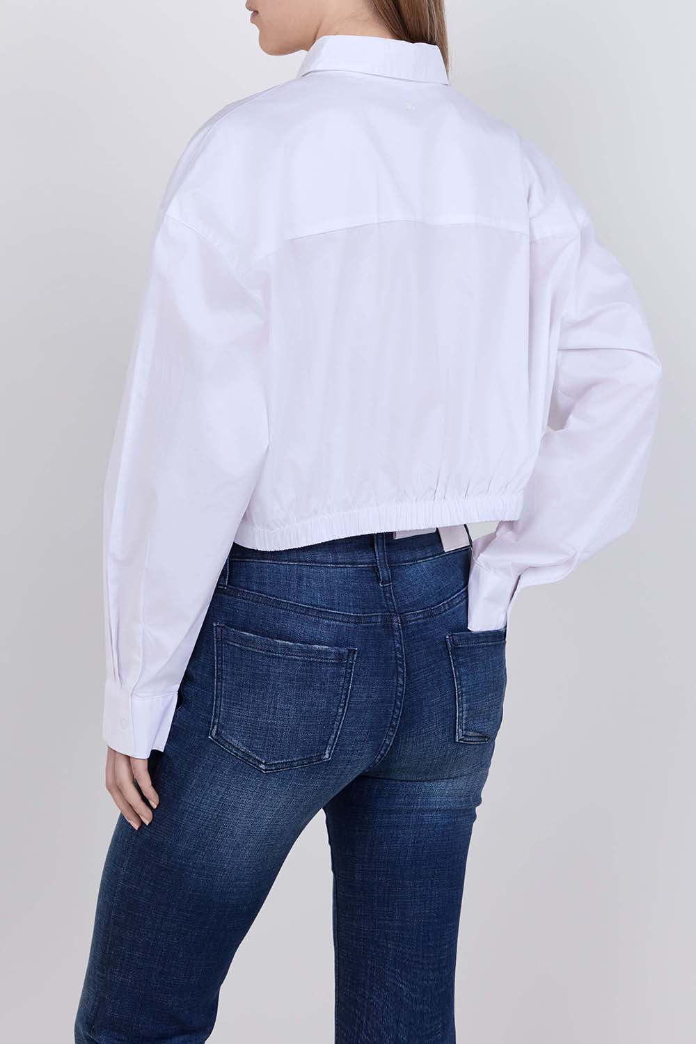 תמונת דוגמן אחורית של חולצת כפתורים קרופ