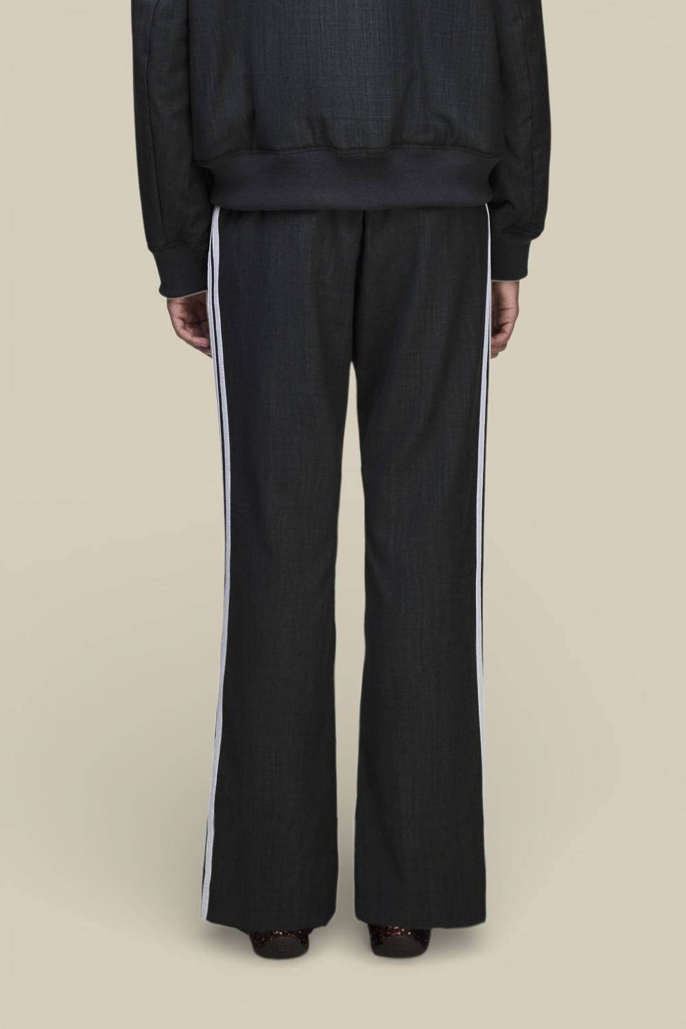 תמונת דוגמן אחורית של מכנסי ג'וגר