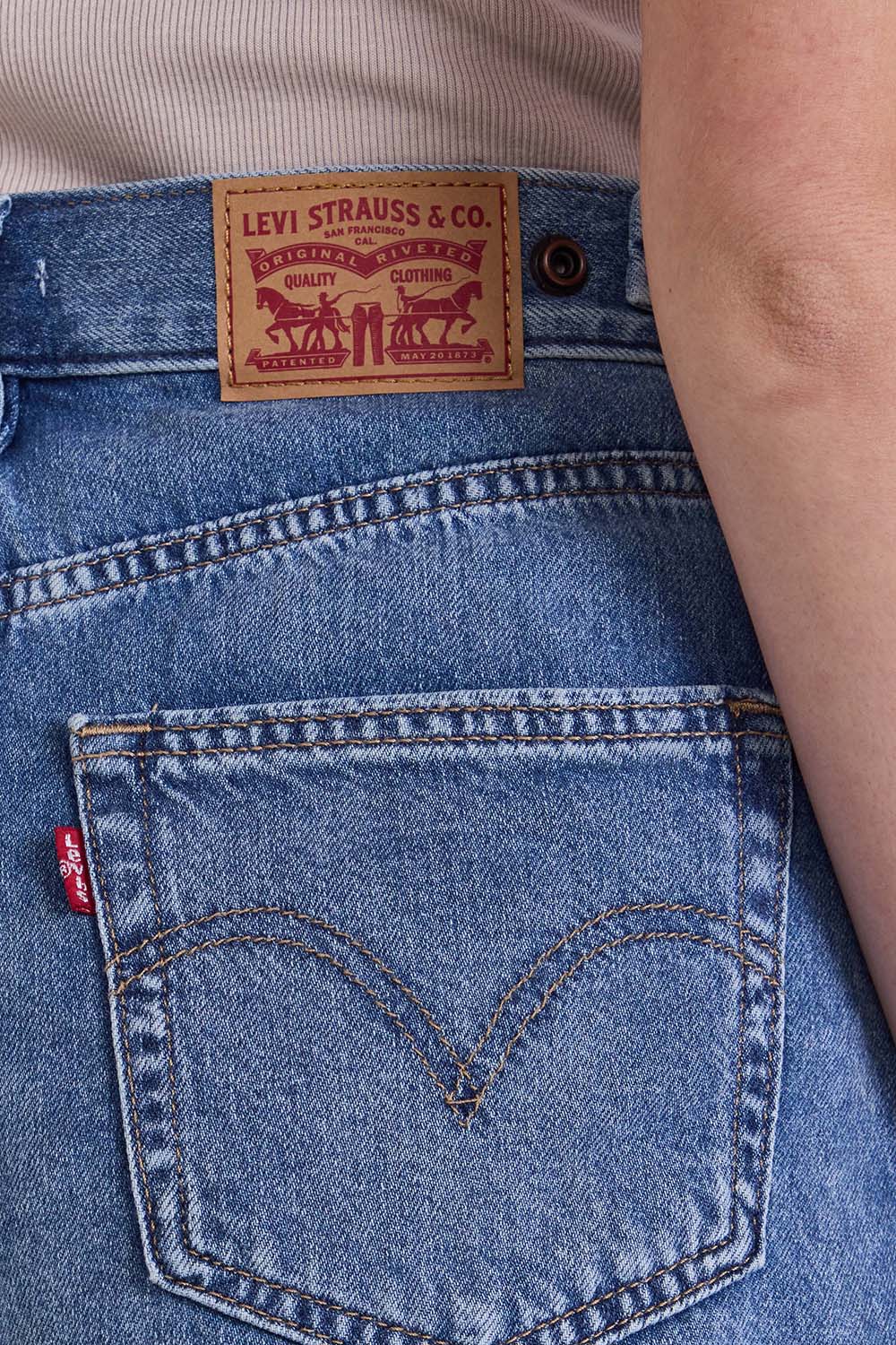 תמונת תקריב דוגמן של מכנסי ג'ינס קצרים