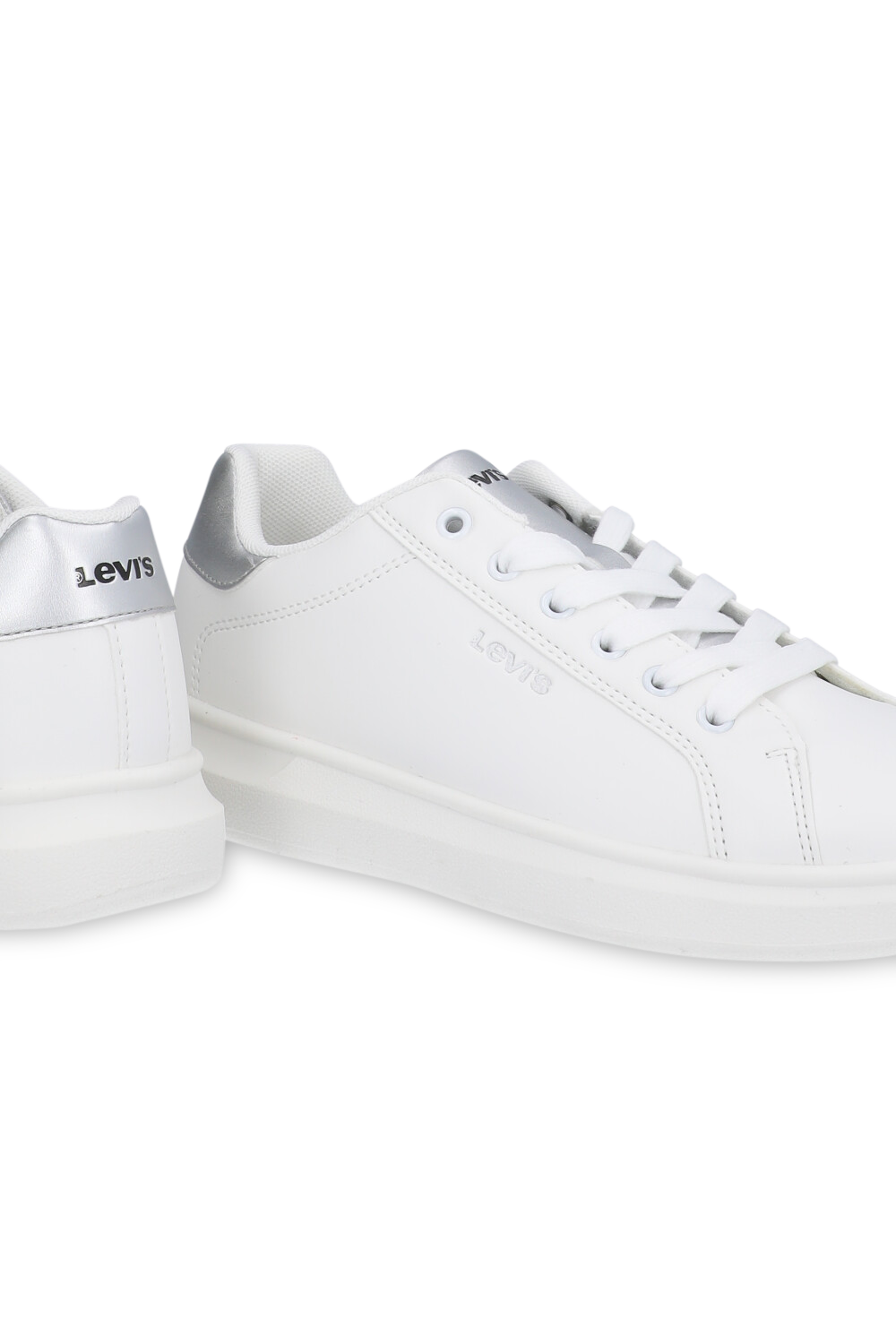 תמונת תקריב של נעלי סניקרס אליס