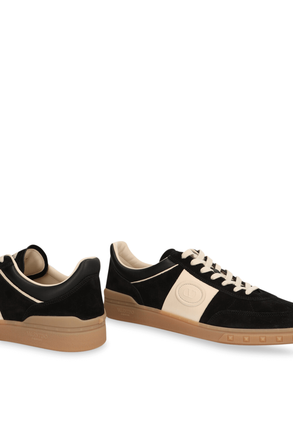 תמונת תקריב של נעלי סניקרס