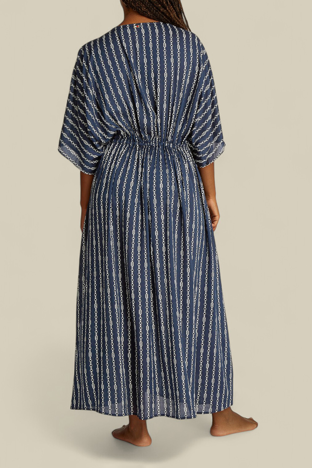 תמונת דוגמן אחורית של בגד חוף ארוך