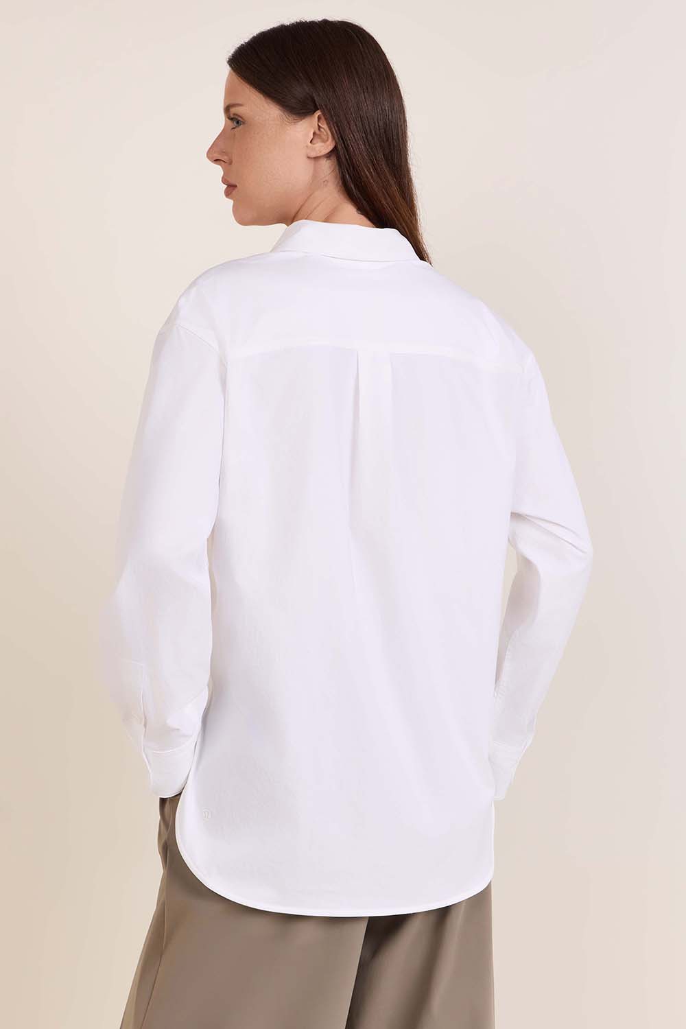 תמונת דוגמן אחורית של Woven Relaxed-Fit Button Up Shirt