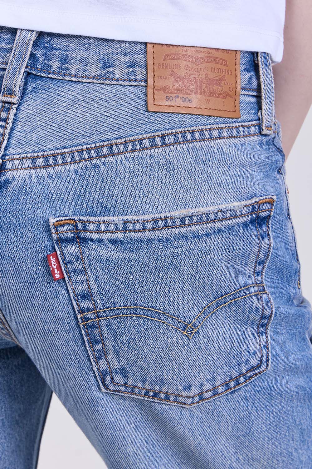 תמונת תקריב דוגמן של מכנסי ג'ינס 501 90S