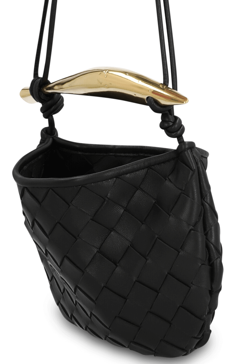 תמונת תקריב של תיק קלוע עם ידית זהובה