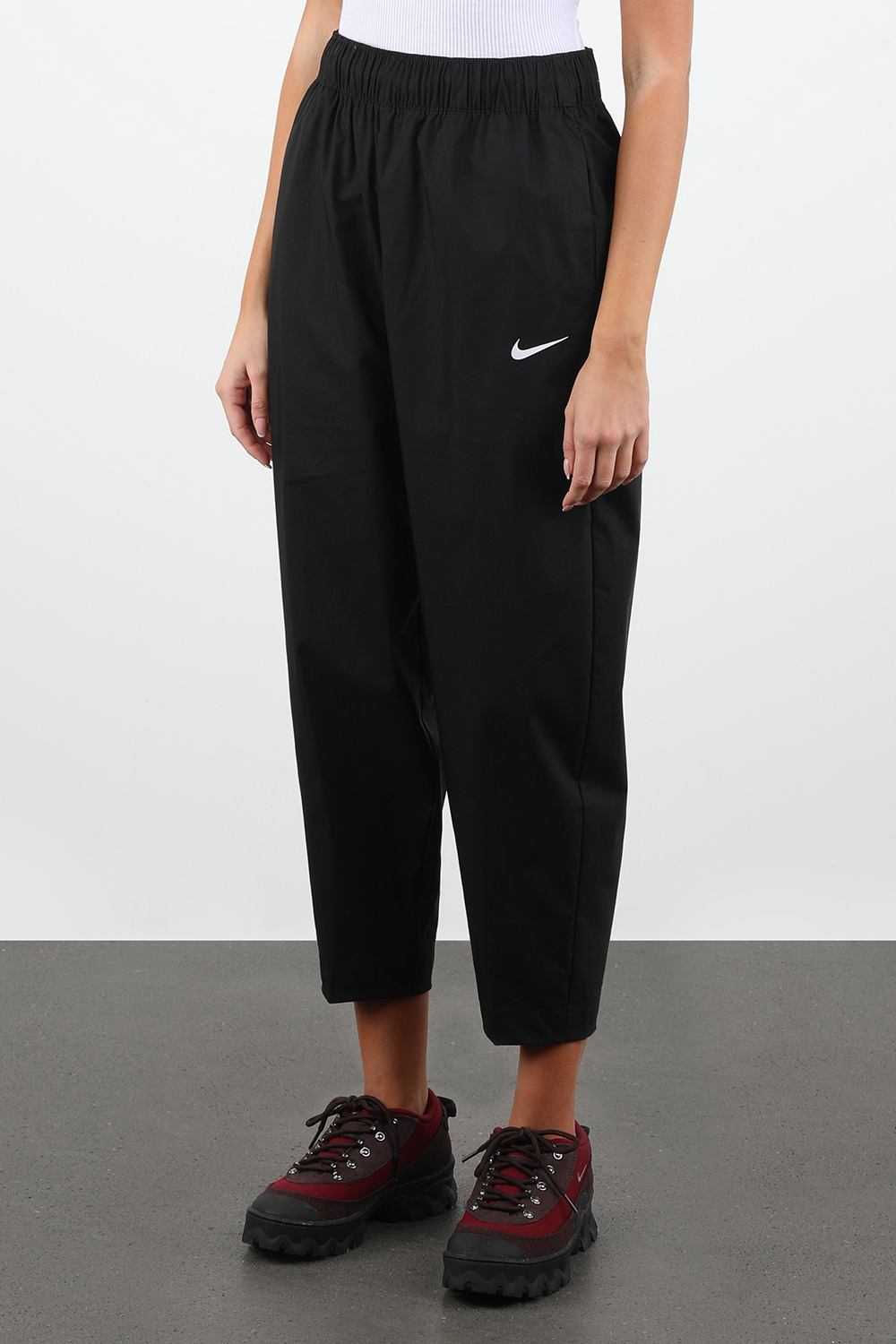 תמונת דוגמן קידמית של מכנסי טרנינג אסנטיאל בלון עם לוגו בגוון שחור