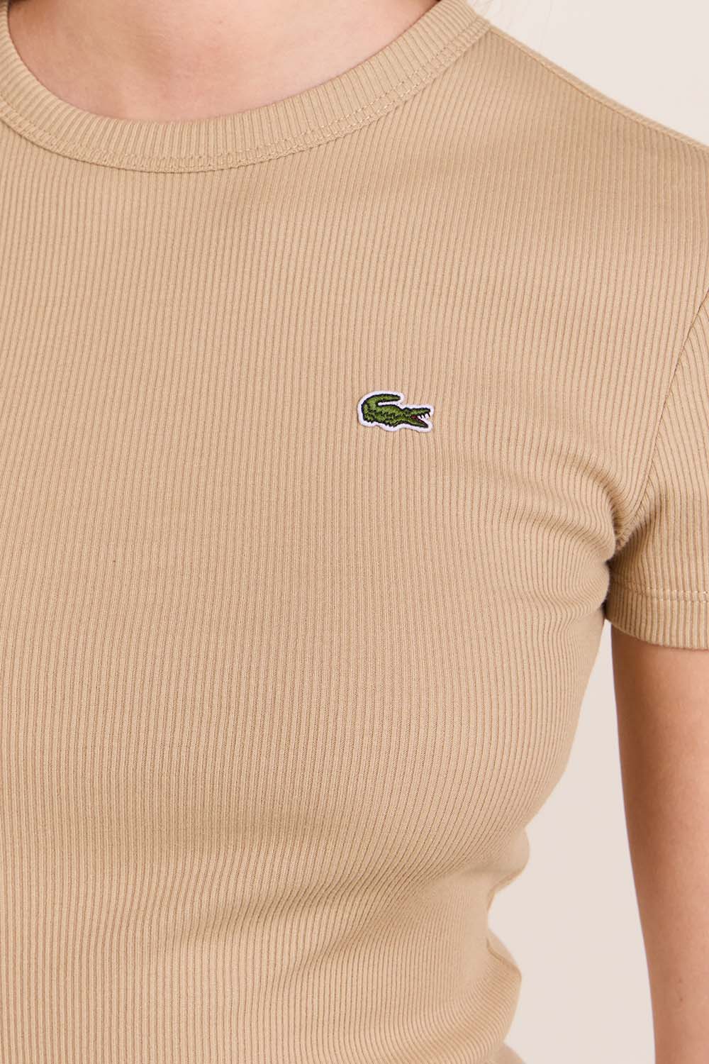 תמונת תקריב דוגמן של חולצת ריב סלים פיט