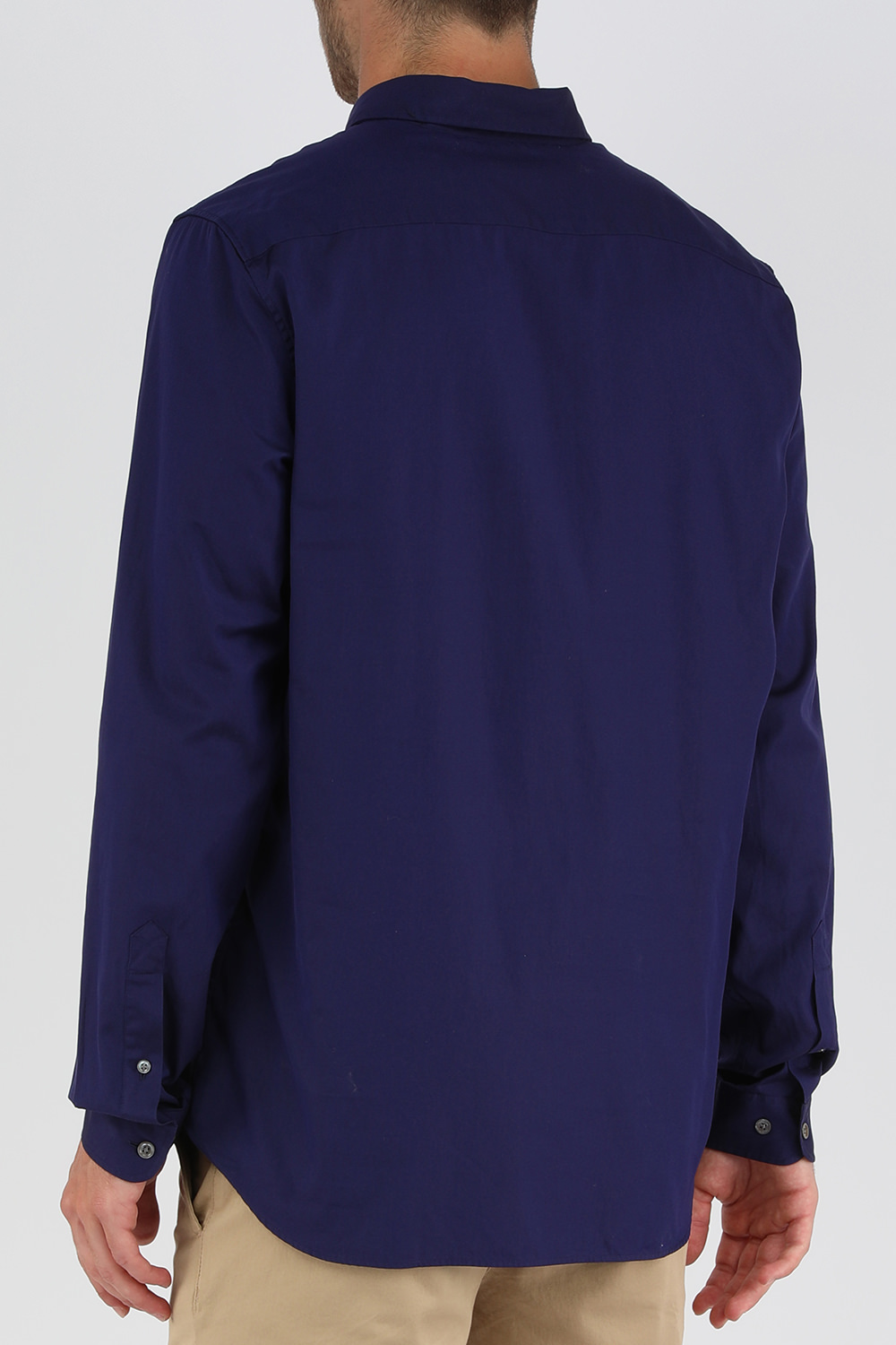 תמונת דוגמן אחורית של חולצה מכופתרת כחולה בגזרה ישרה