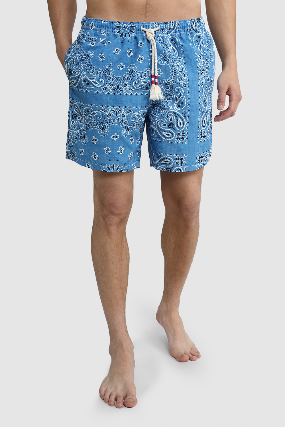 תמונת דוגמן קידמית של בגד ים בהדפס בנדנה