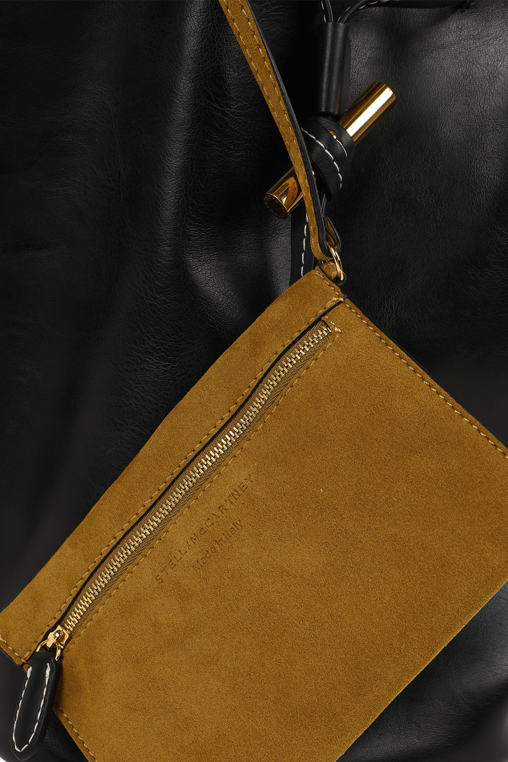 תמונת תקריב של תיק באקט שחור עם אבזם זהב