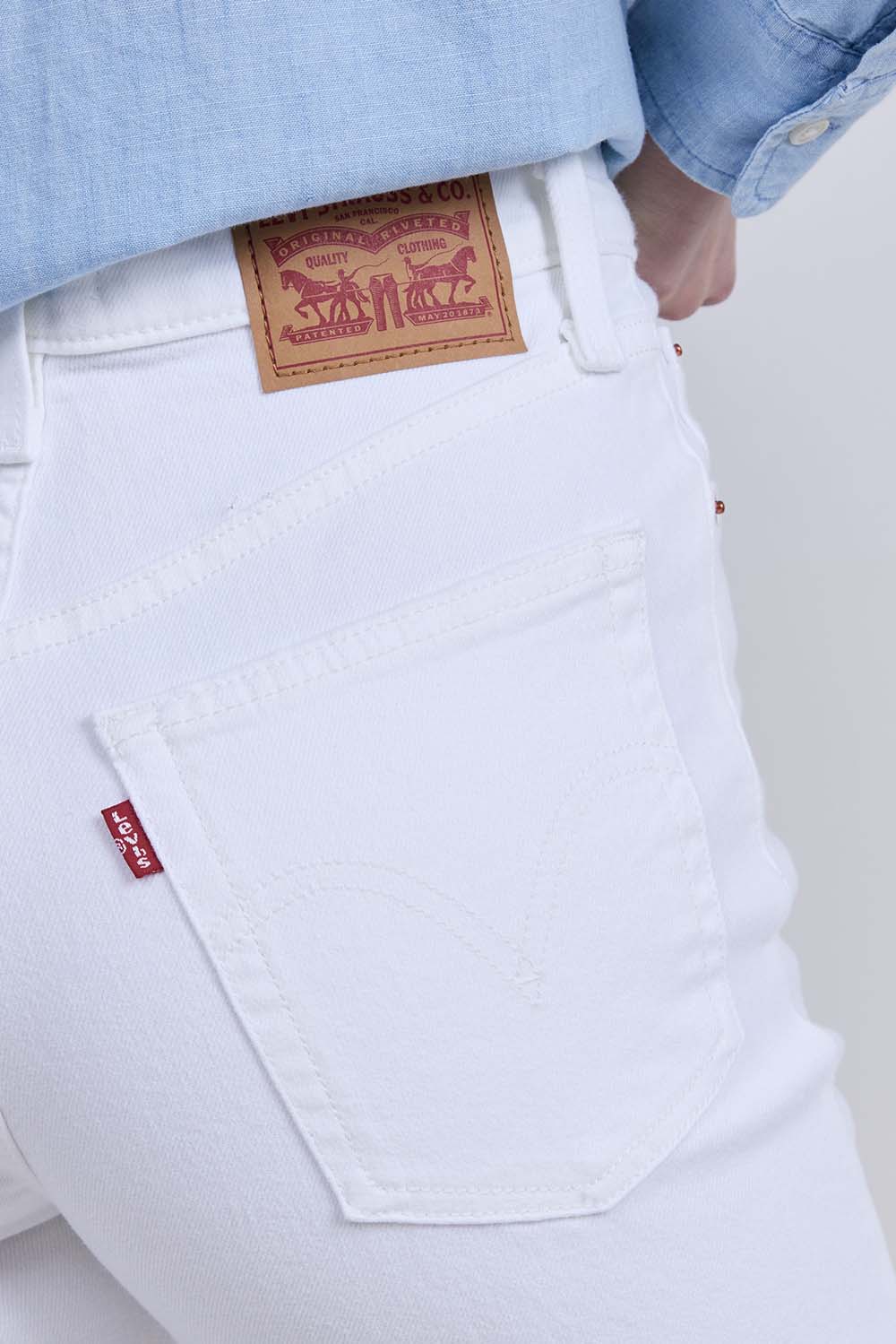 תמונת תקריב דוגמן של מכנסי ג'ינס ריבקייג