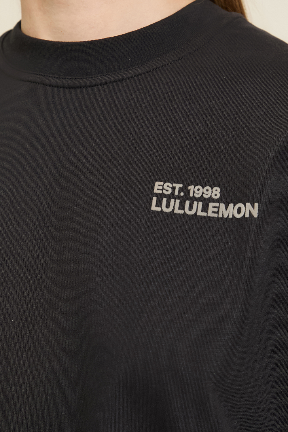 תמונת תקריב דוגמן של Heavyweight Cotton Crewneck Long-Sleeve Shirt