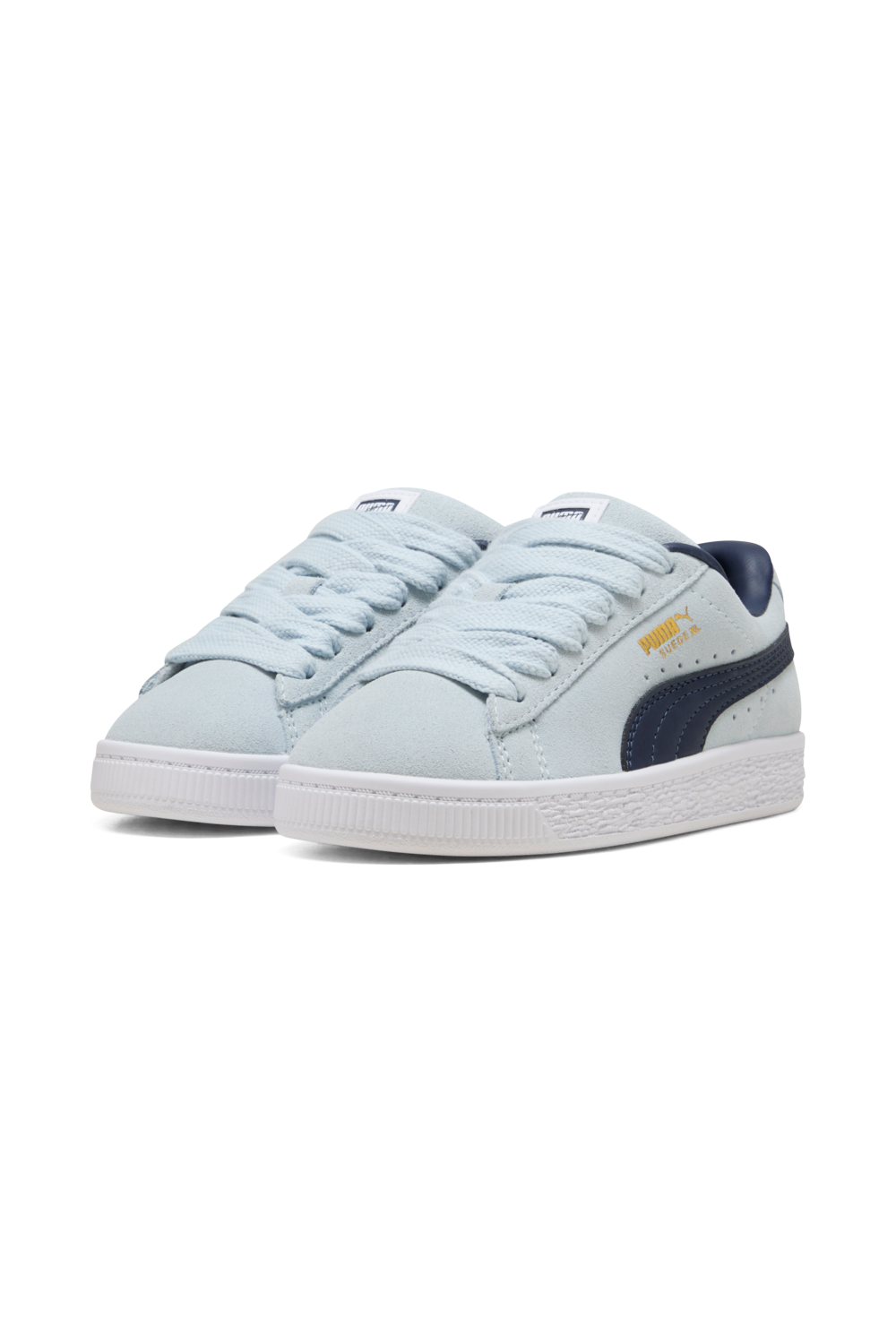 תמונת תקריב של נעלי סניקרס