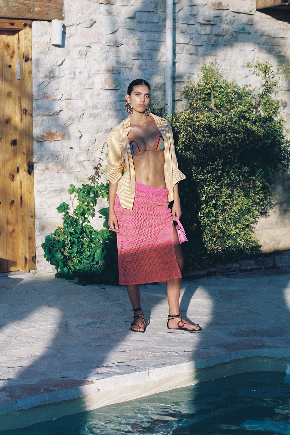 תמונת אווירה של חולצה מכופתרת עם הדפס פסים בגווני כתום ולבן