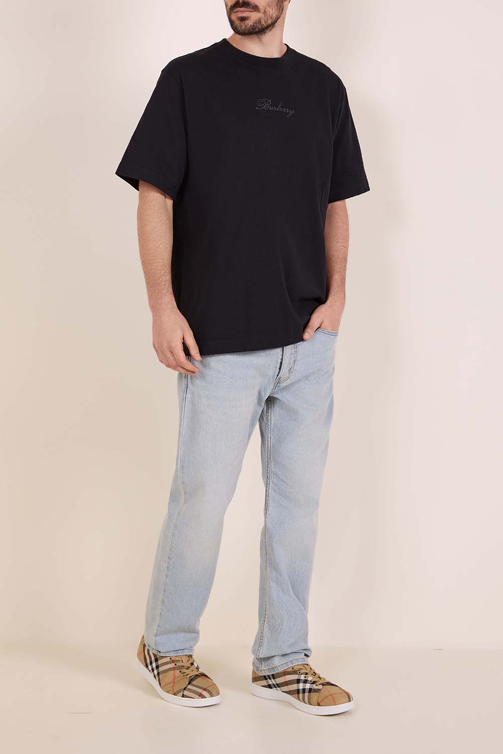 תמונת דוגמן קידמית של נעלי סניקרס