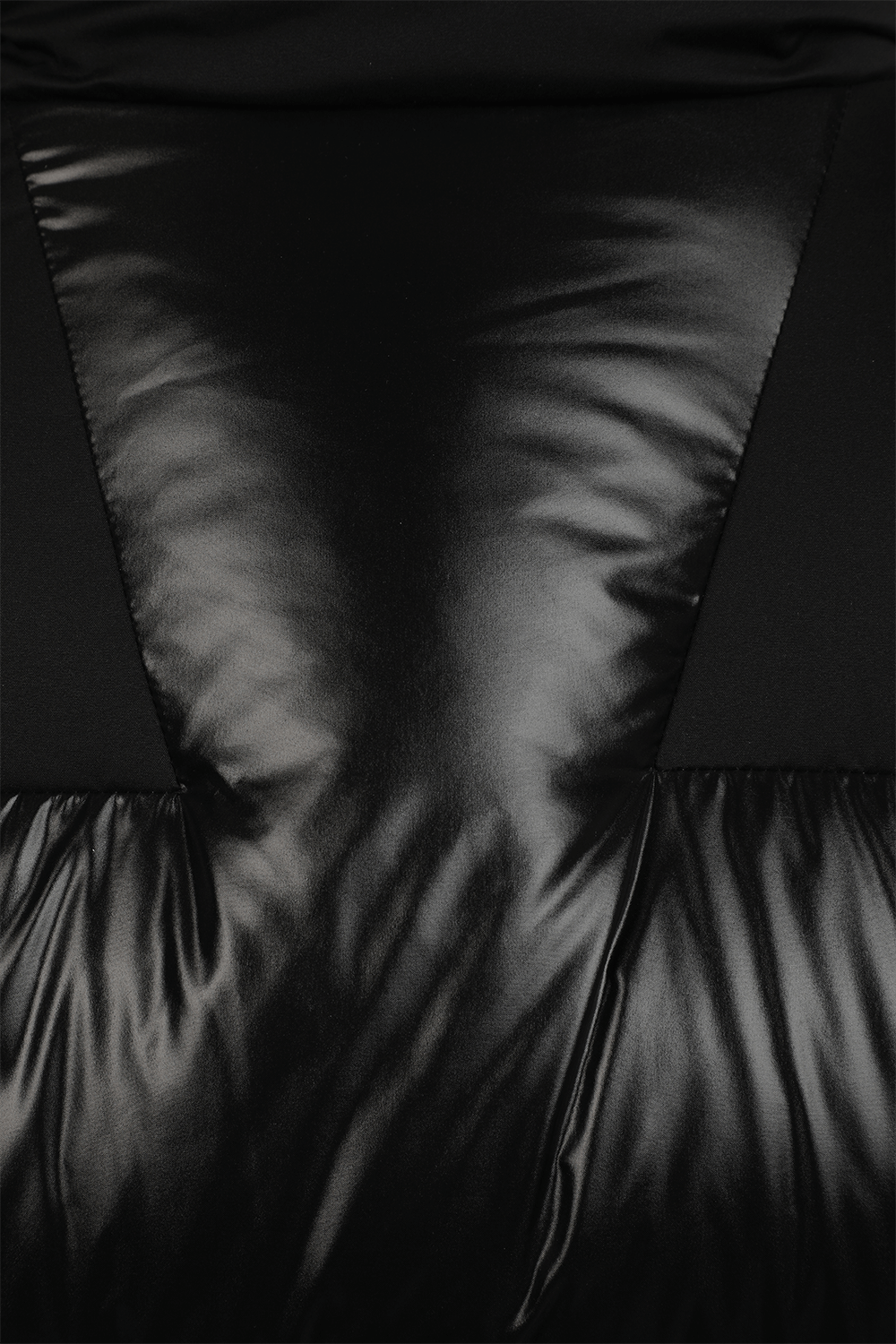 תמונת תקריב של מעיל פאפר עם קפוצ'ון בגוון שחור מבריק