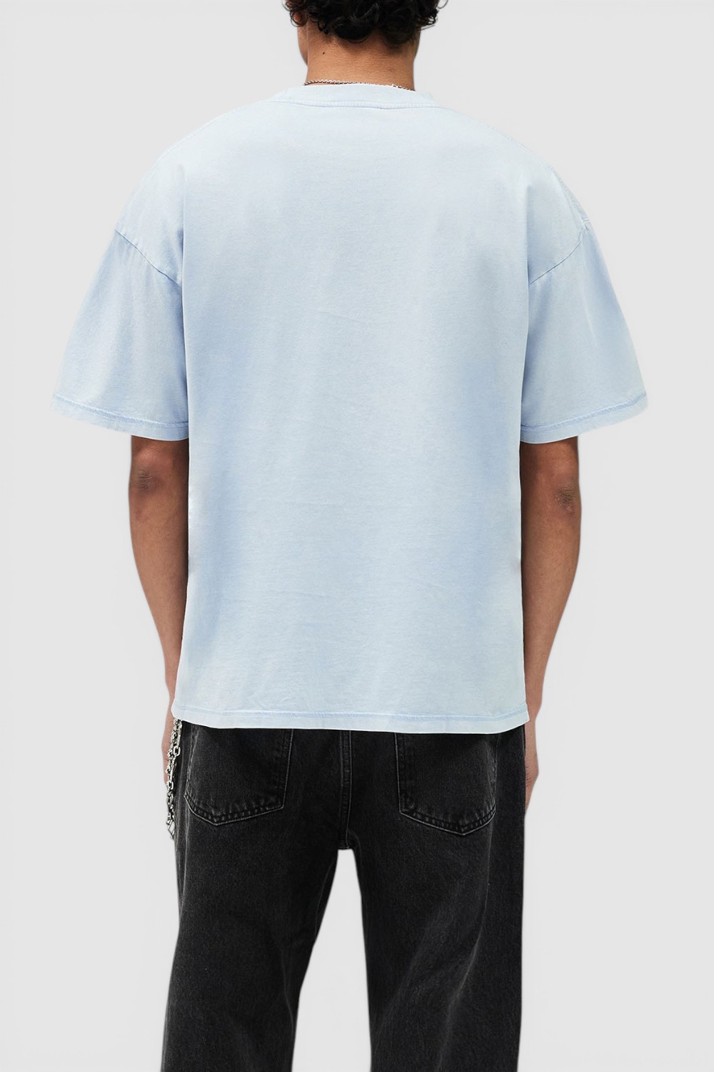 תמונת דוגמן אחורית של חולצת טי אוברסייז