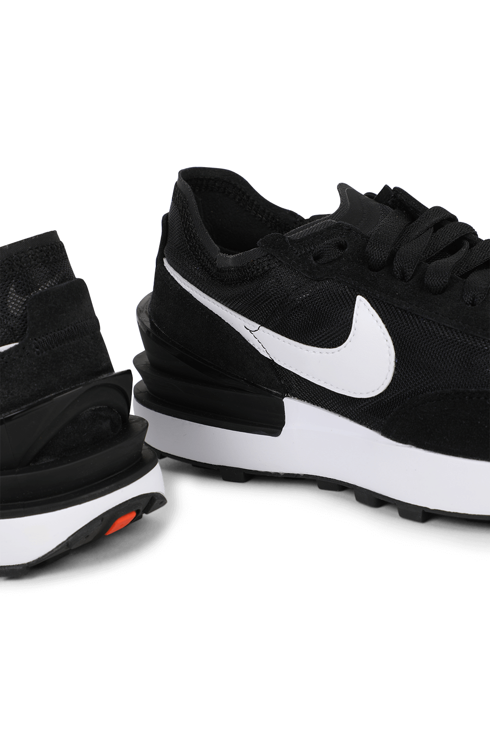 תמונת תקריב של נעלי סניקרס וואפל בשחור