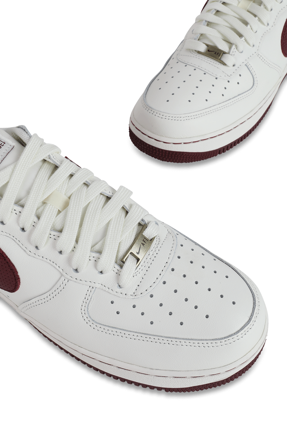 תמונת תקריב של נעלי סניקרס אייר פורס 1 קראפט בצבע לבן