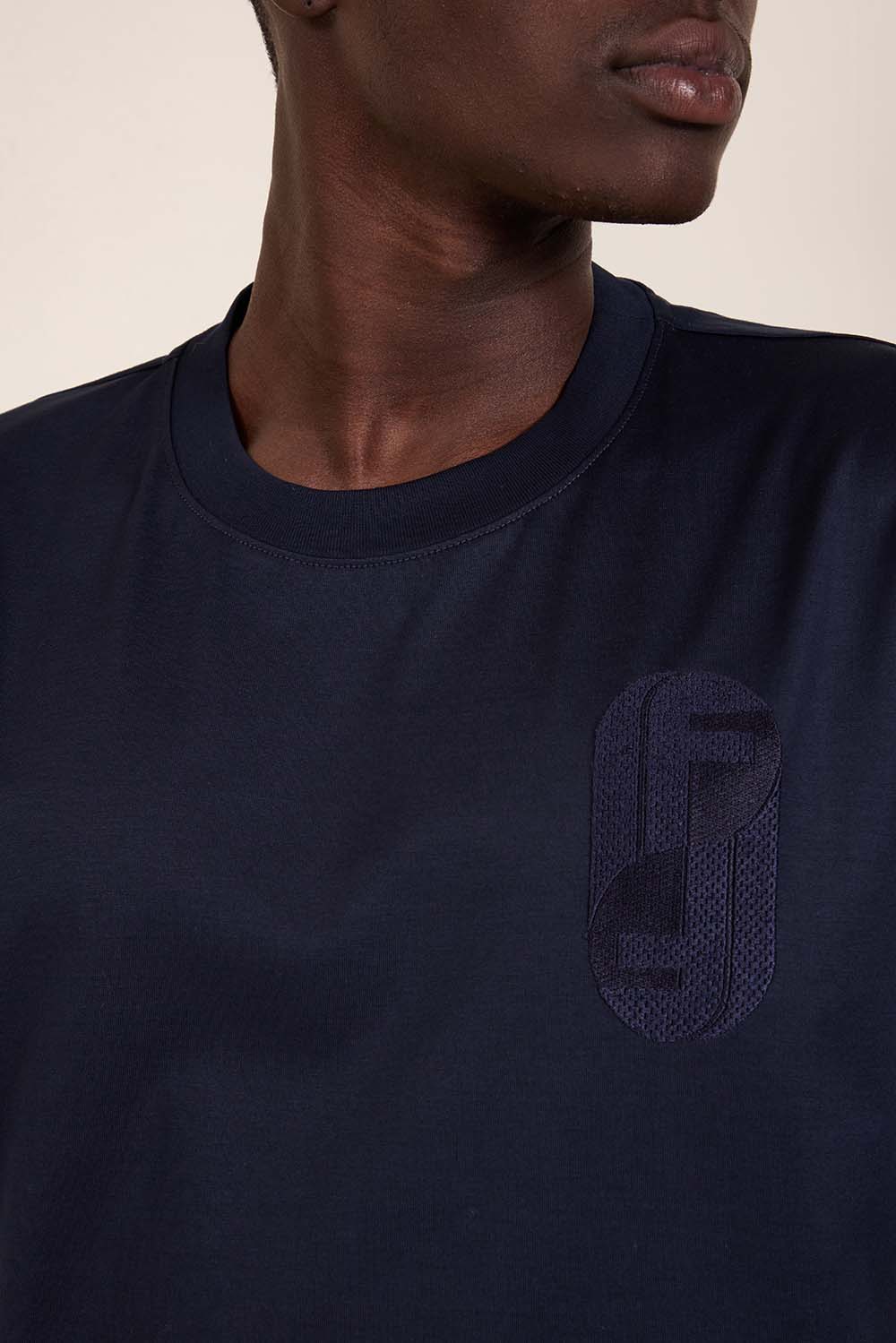 תמונת תקריב דוגמן של חולצת טי