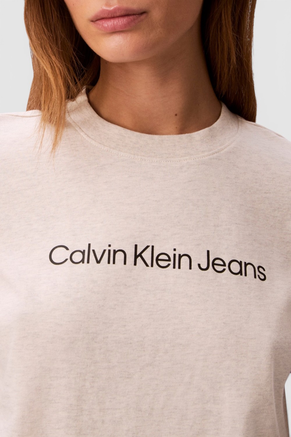 תמונת תקריב דוגמן של חולצת טי בגזרה ישרה