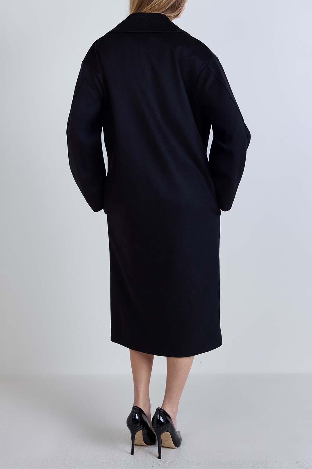 תמונת דוגמן אחורית של מעיל צמר