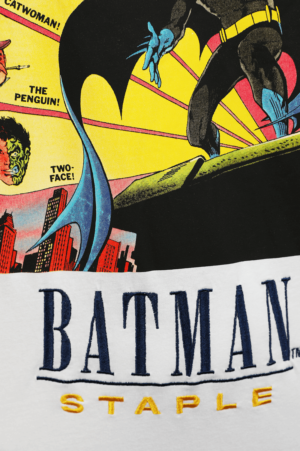 תמונה אחורית של חולצת טי ארוכה עם הדפס באטמן