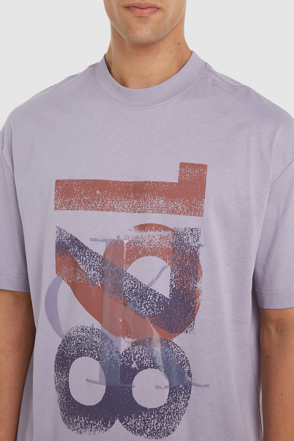 תמונת תקריב דוגמן של חולצת טי עם הדפס