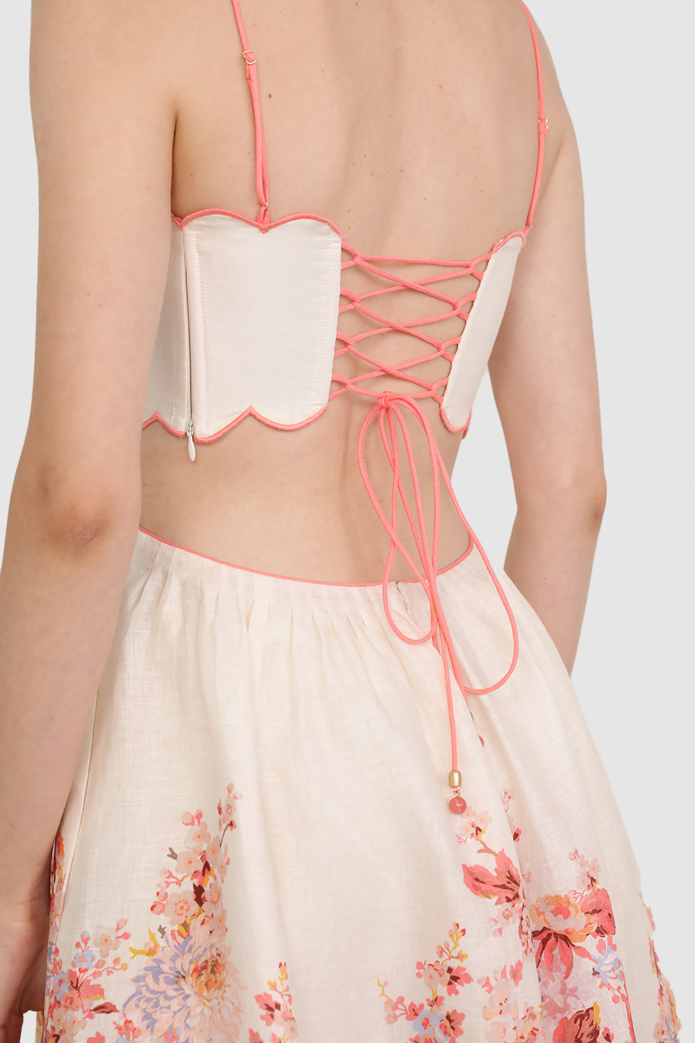 תמונת תקריב דוגמן של שמלת מידי דבי