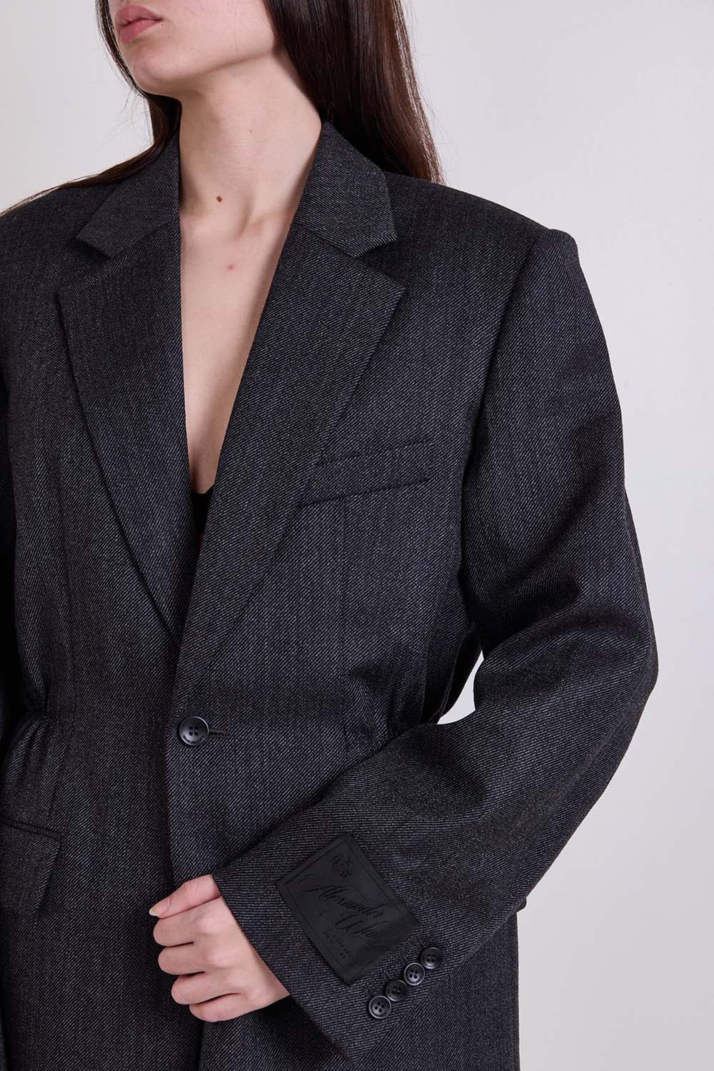 תמונת תקריב דוגמן של בלייזר אוברסייז