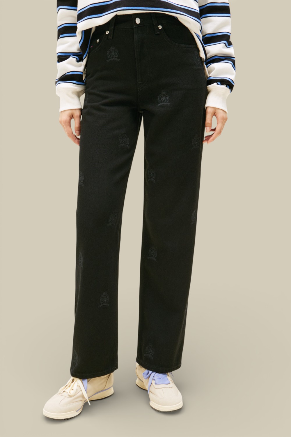 תמונת דוגמן קידמית של מכנסי ג'ינס בגזרת סלים