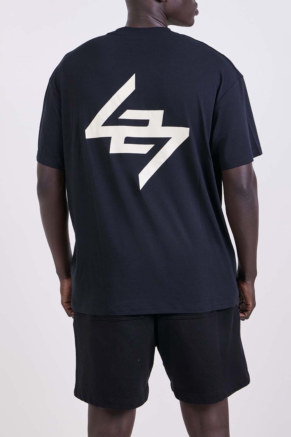 תמונת דוגמן אחורית של חולצת טי בגזרה משוחררת