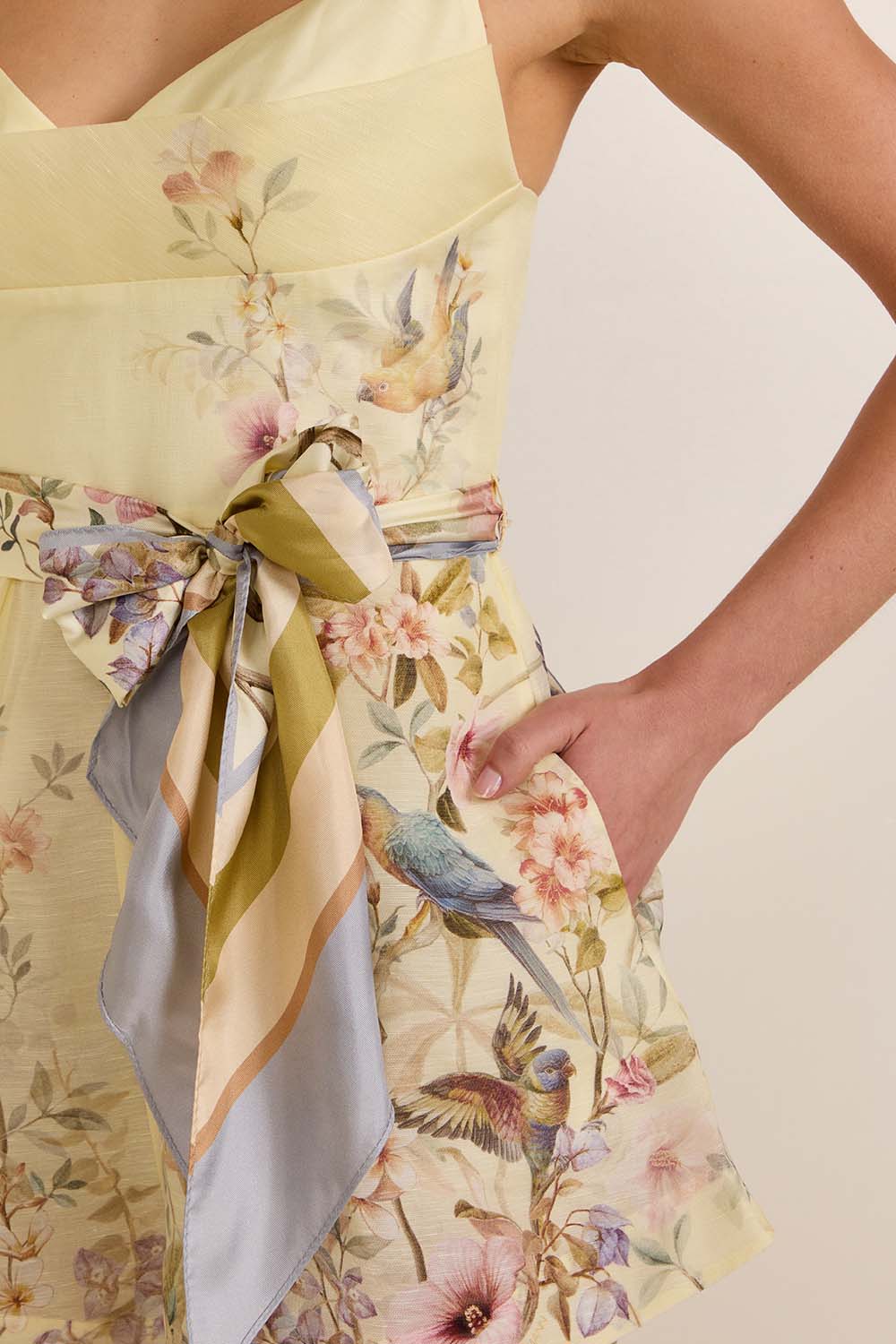 תמונת תקריב דוגמן של אוברול פשתן בהדפס פרחוני