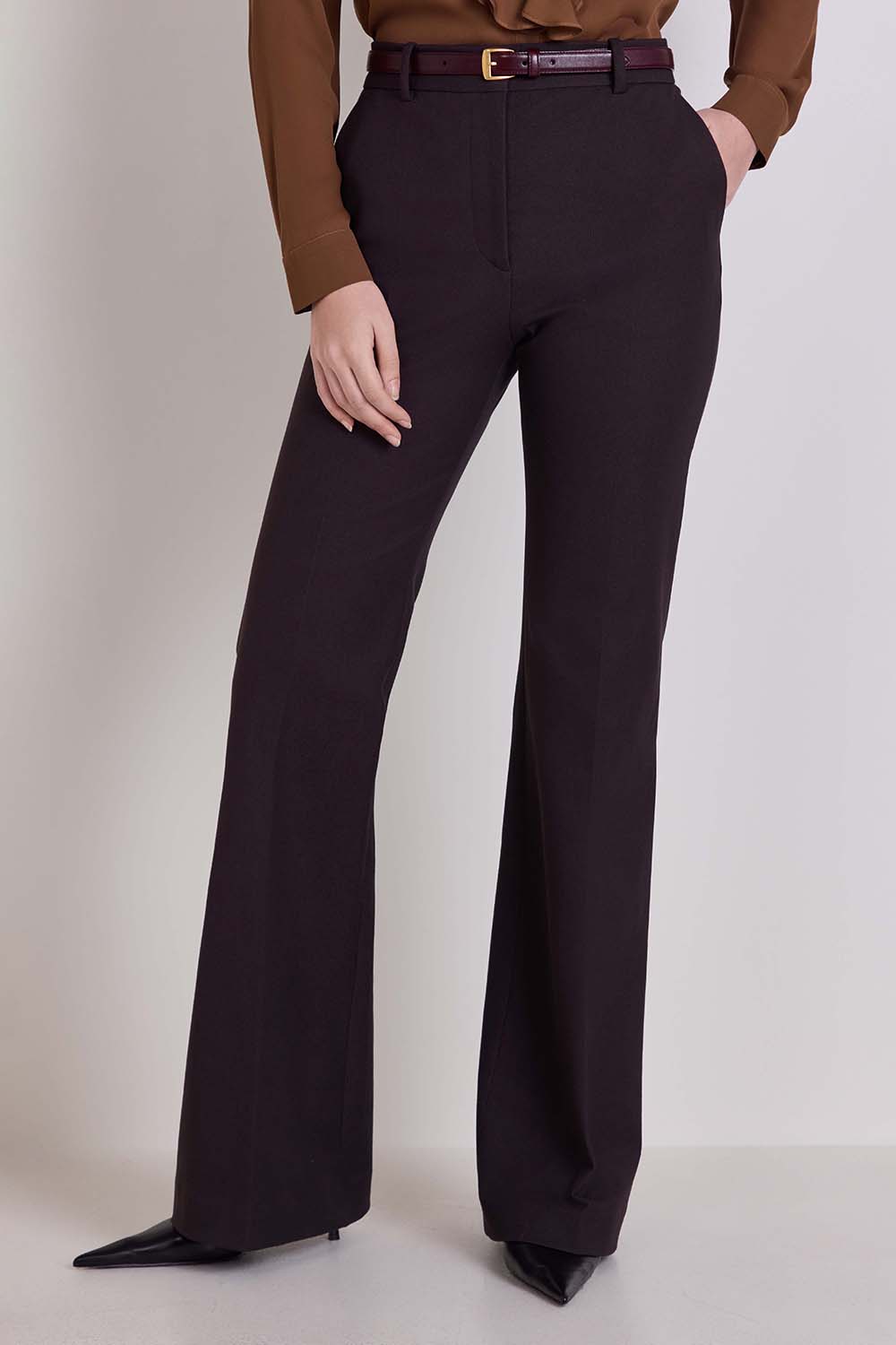 תמונת דוגמן קידמית של מכנסיים מחויטים