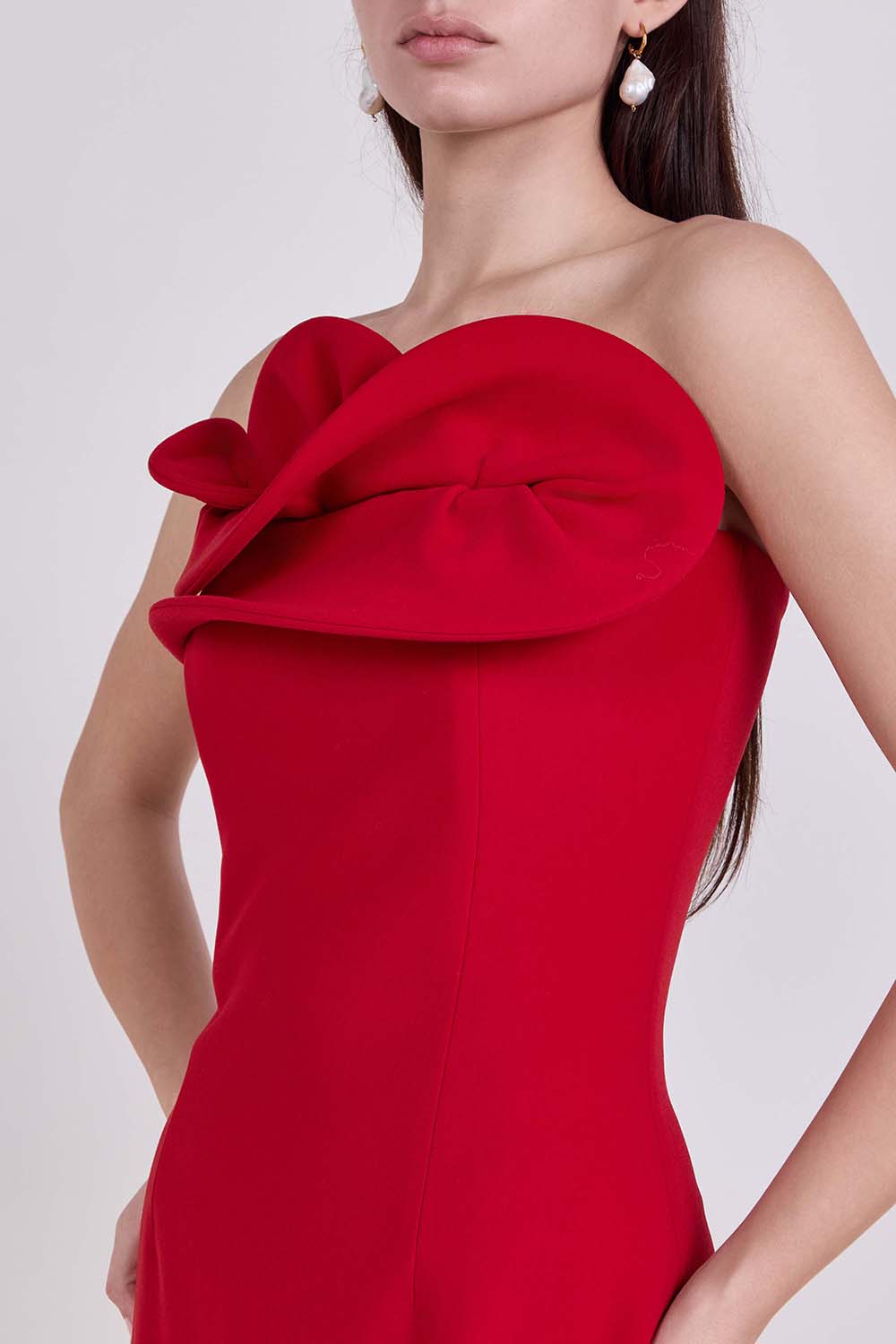 תמונת תקריב דוגמן של שמלת מידי סטרפלס