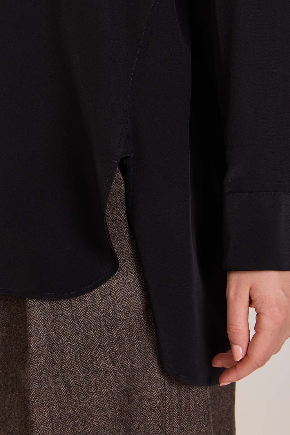 תמונת תקריב דוגמן של חולצת כפתורים ממשי