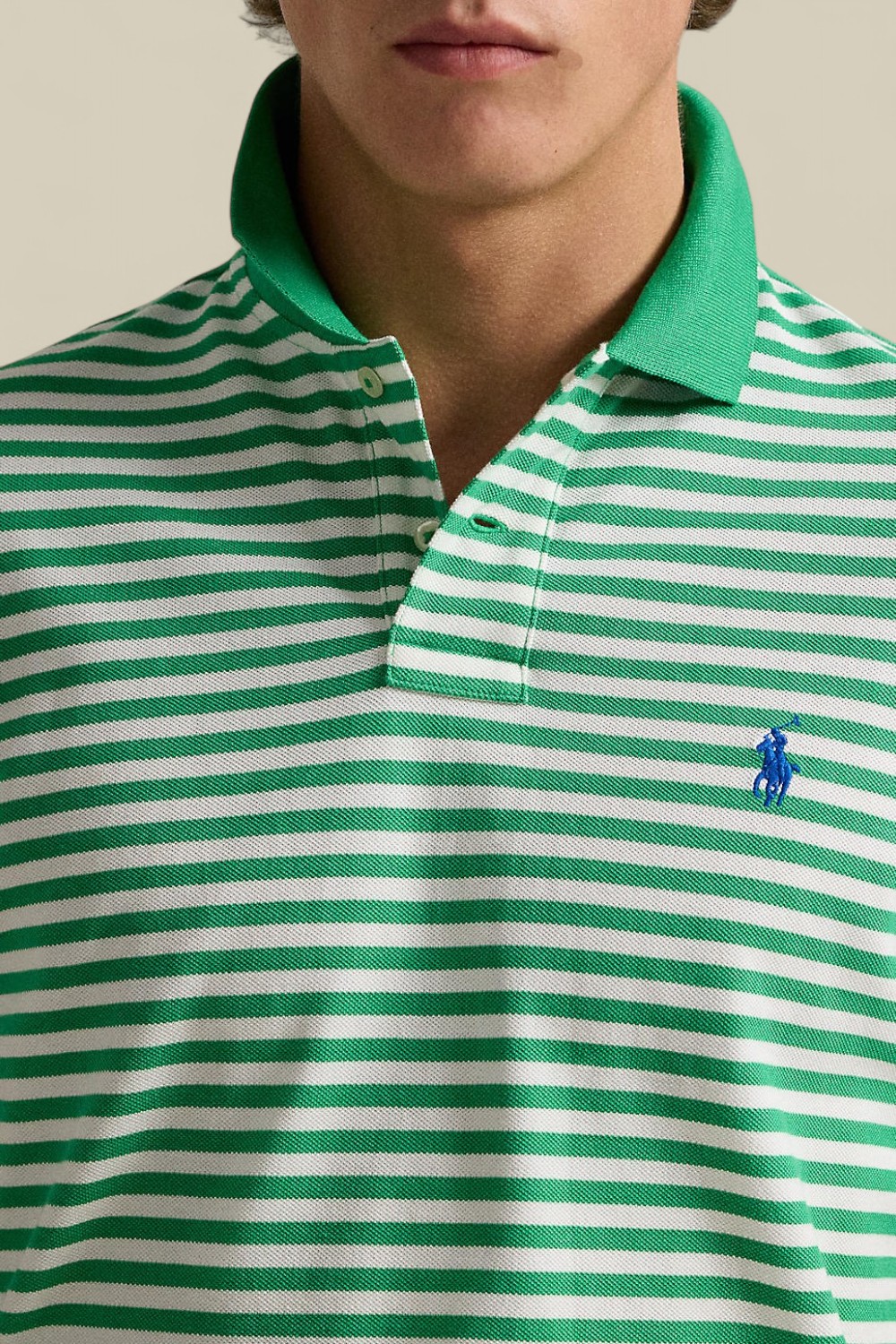 תמונת תקריב דוגמן של חולצת פולו סלים פיט