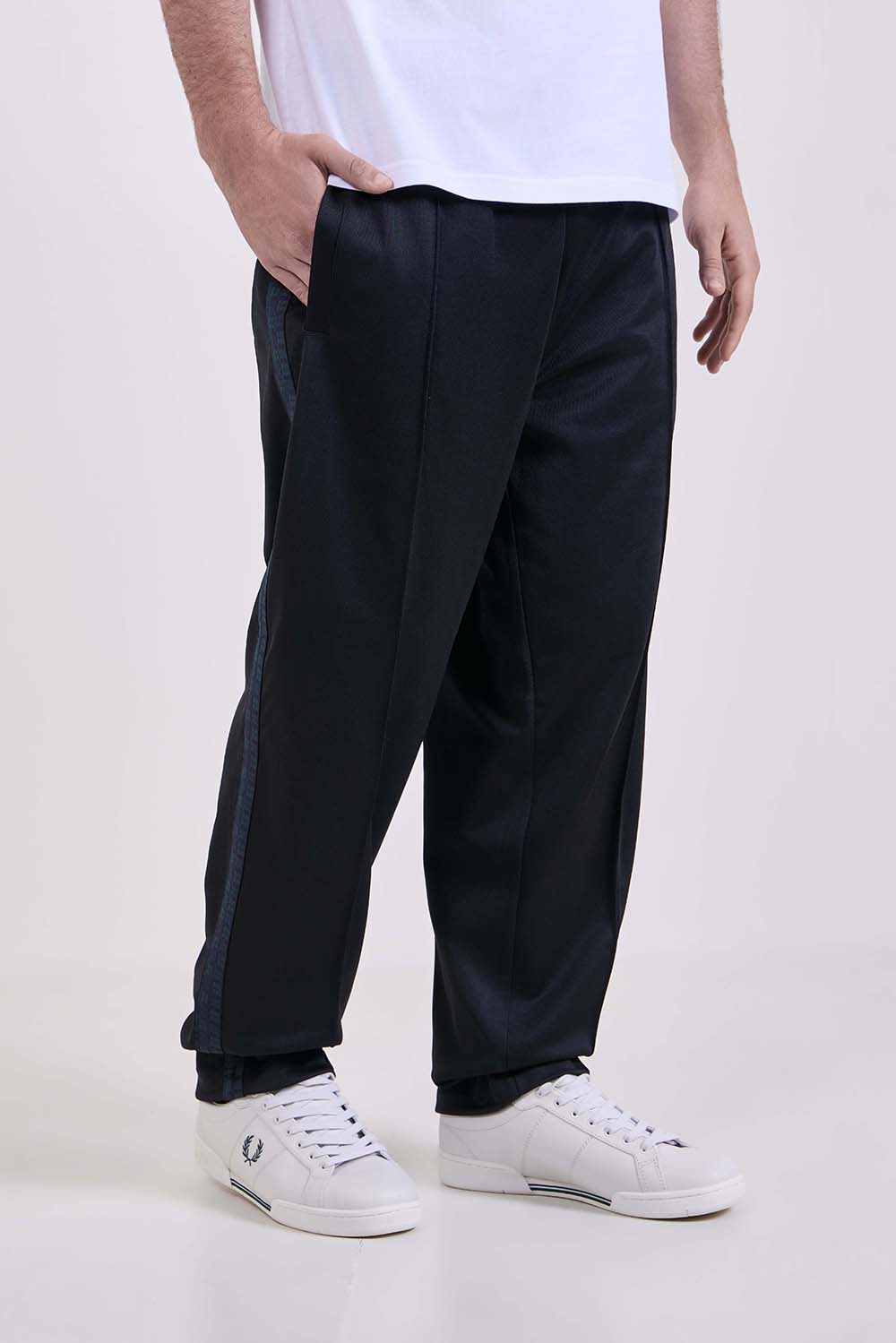 תמונת דוגמן קידמית של מכנסי ג'וגר