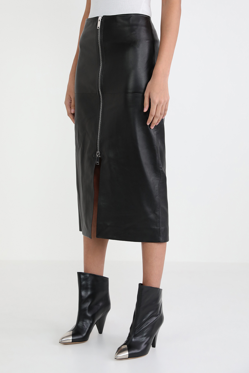 תמונת דוגמן קידמית של חצאית עיפרון מעור