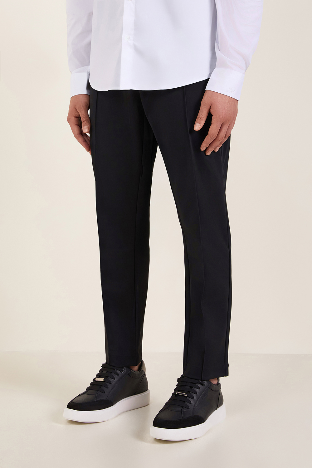 תמונת דוגמן קידמית של מכנסיים ארוכים