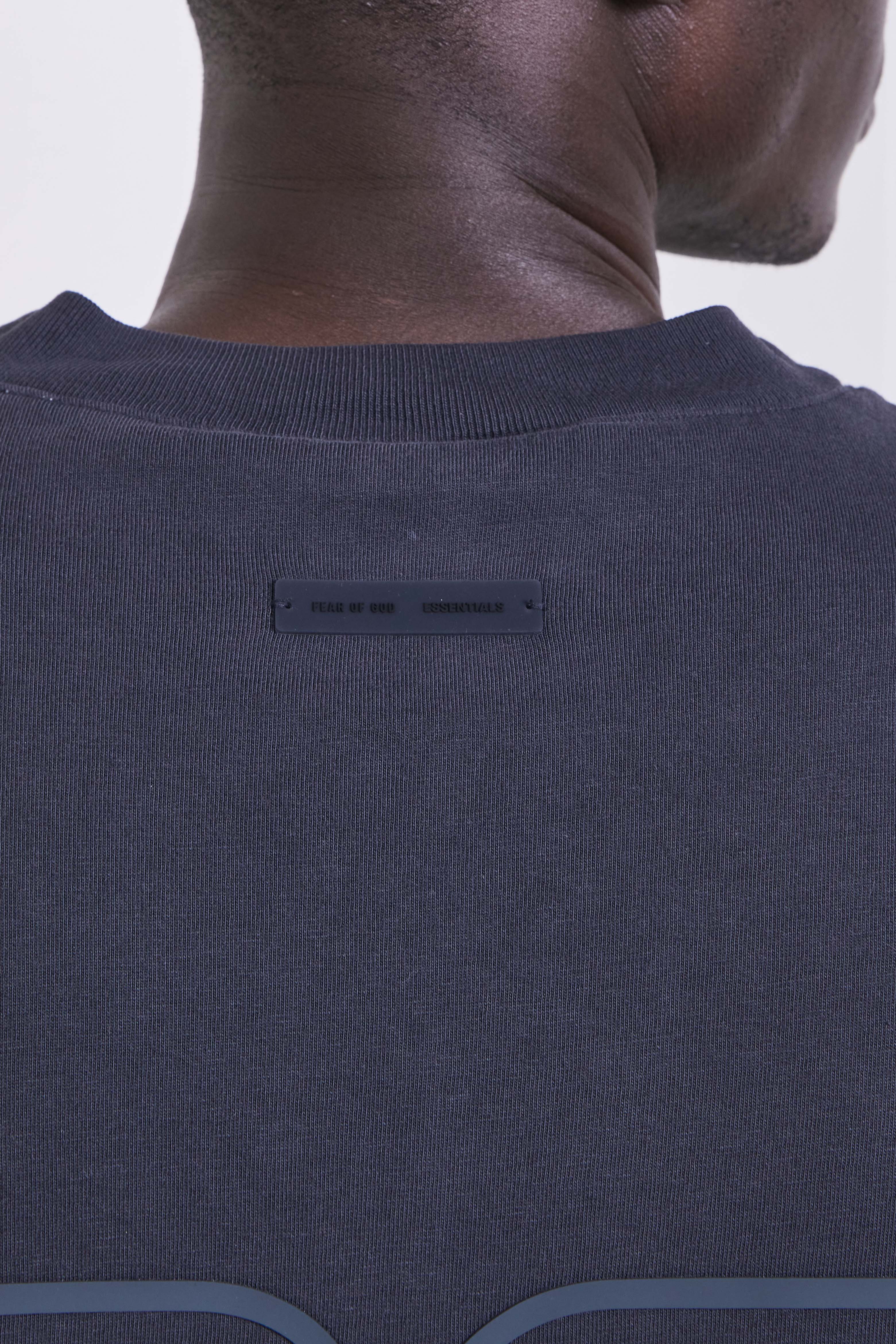 תמונת תקריב דוגמן של חולצת טי אוברסייז