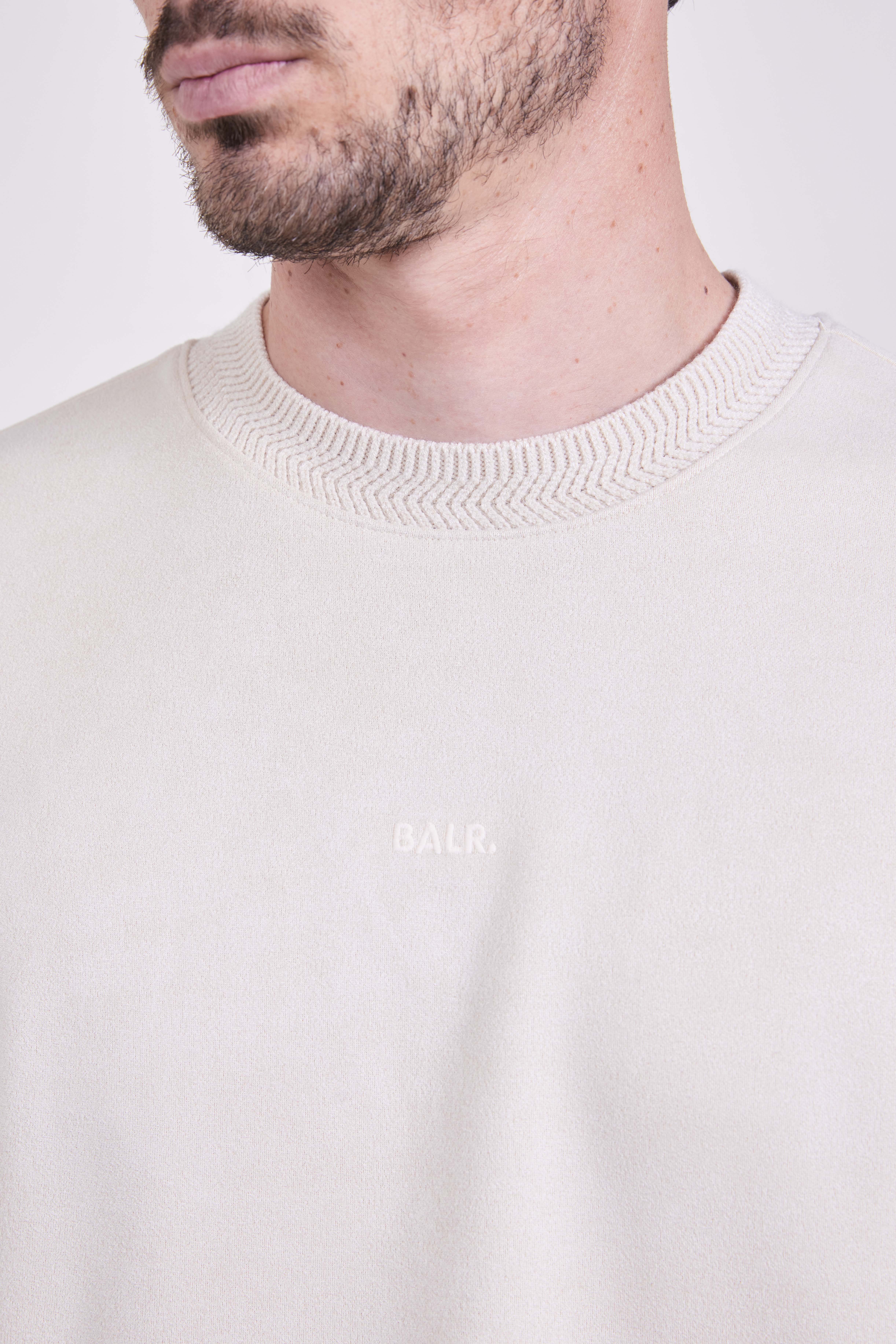 תמונת תקריב דוגמן של חולצת טי אוברסייז