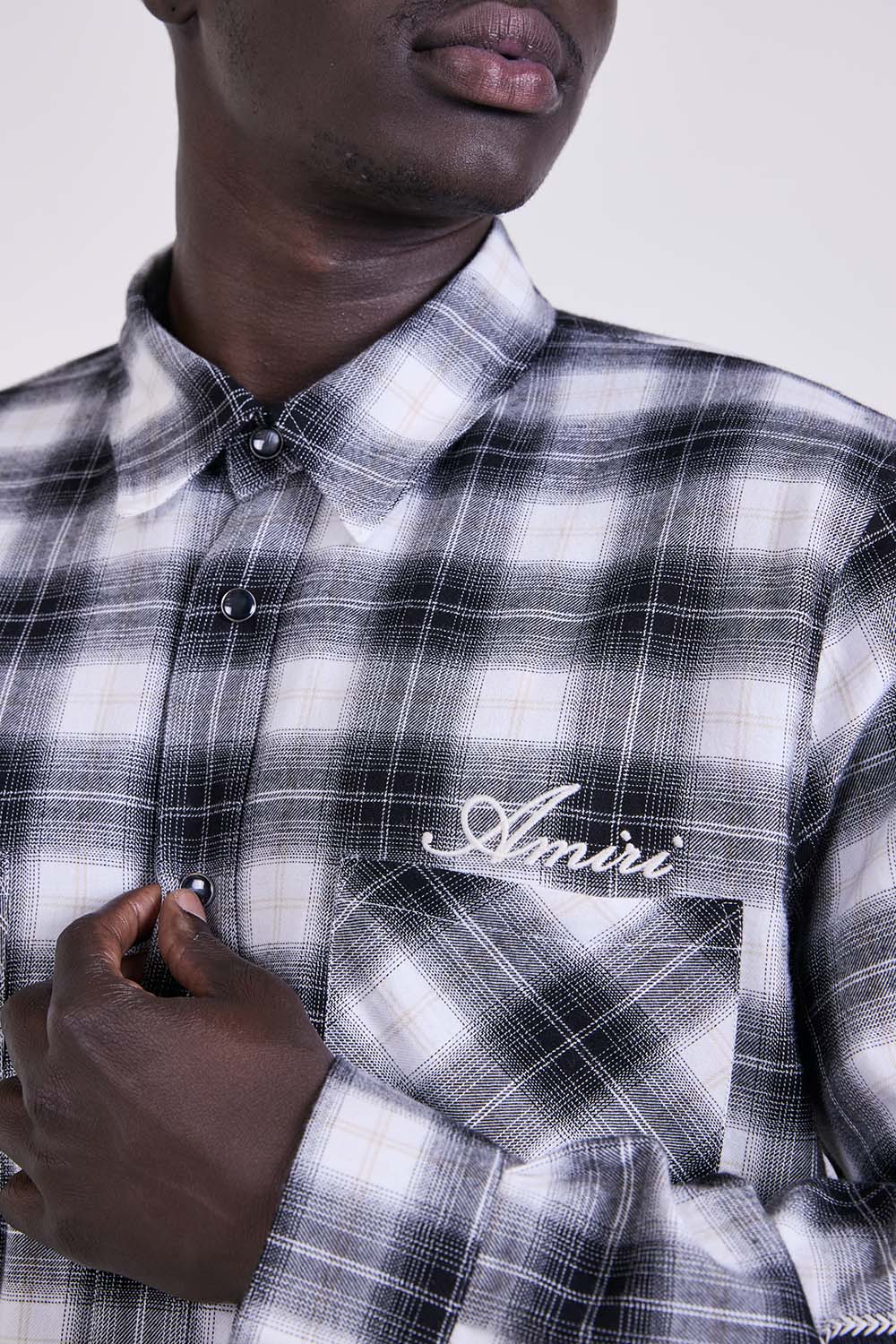 תמונת תקריב דוגמן של חולצה מכופתרת ארוכה