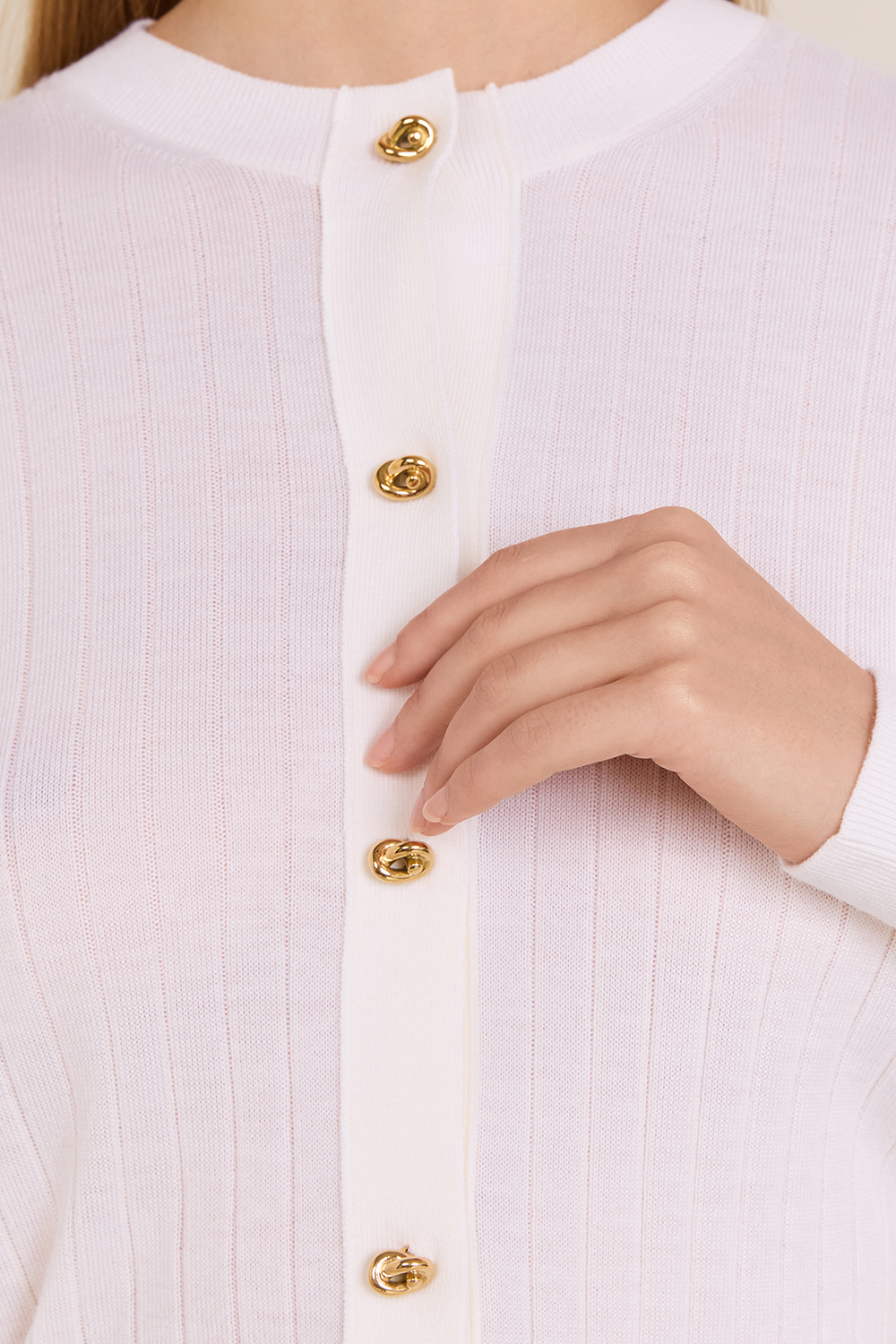 תמונת תקריב דוגמן של קרדיגן ריב מצמר