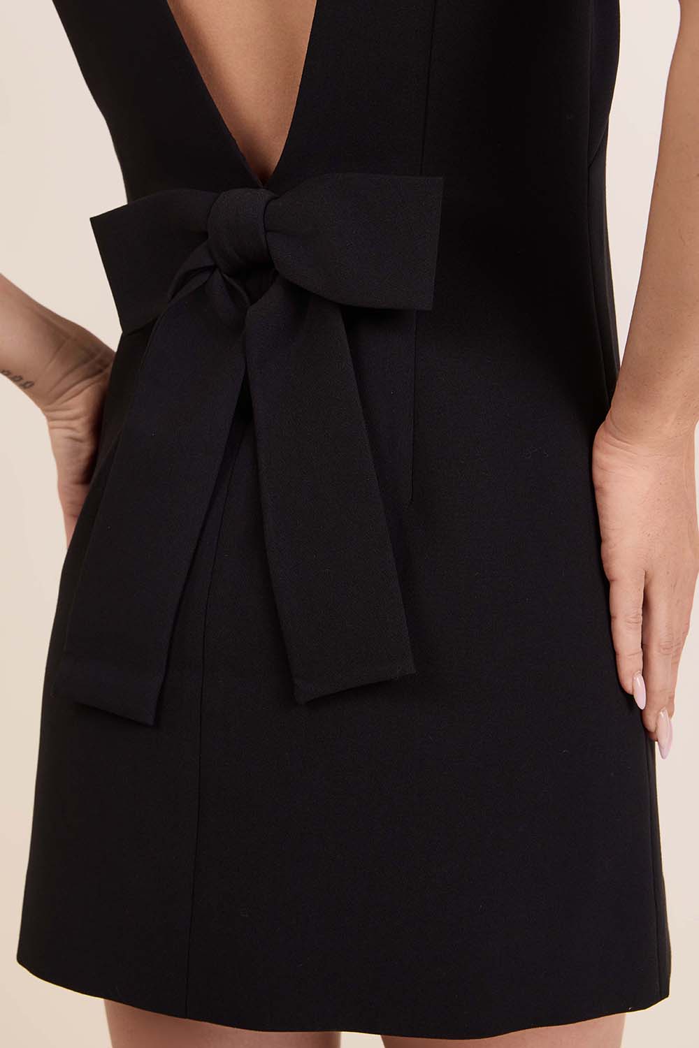 תמונת תקריב דוגמן של שמלת מיני