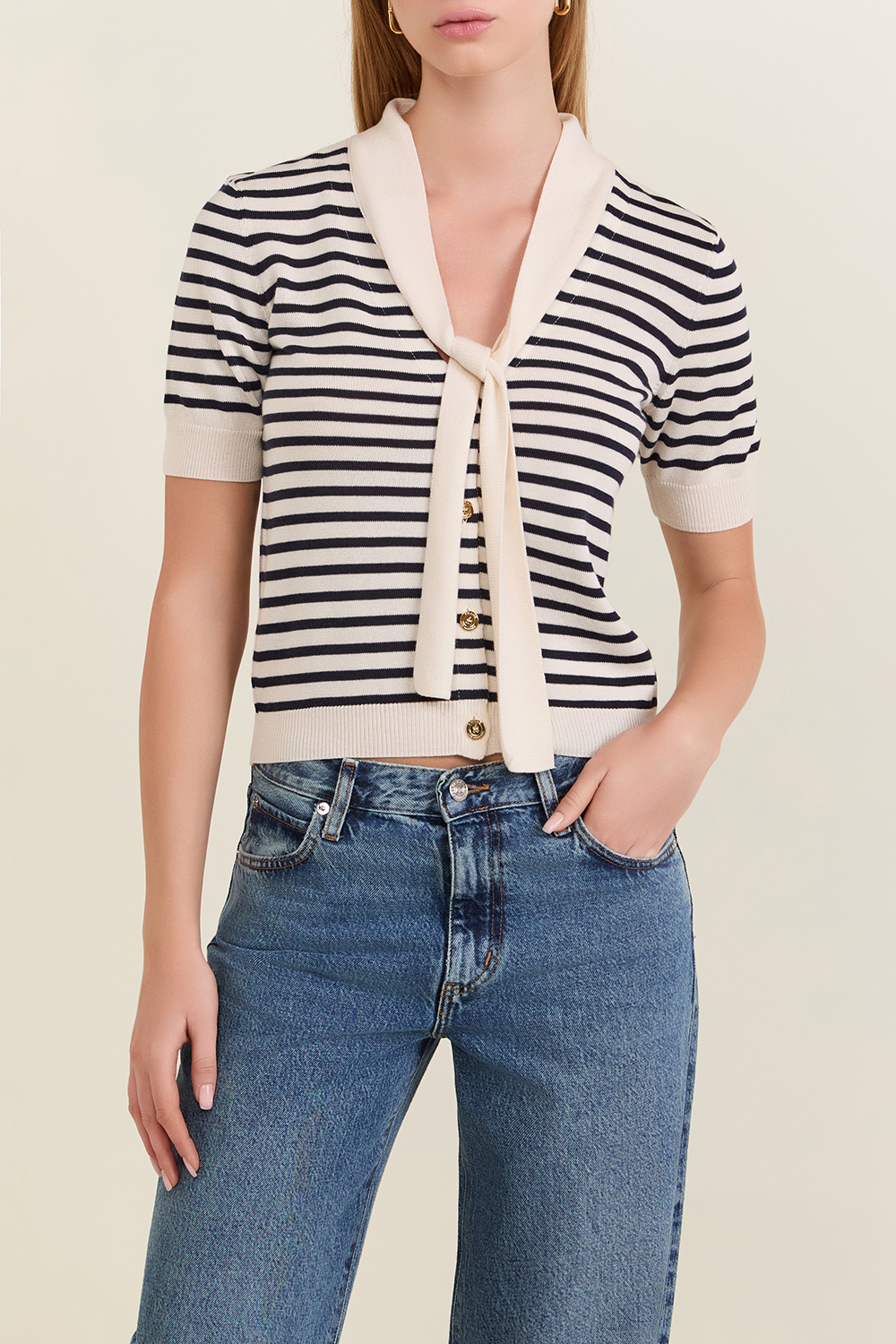 תמונת דוגמן קידמית של קרדיגן עם צווארון קשירה