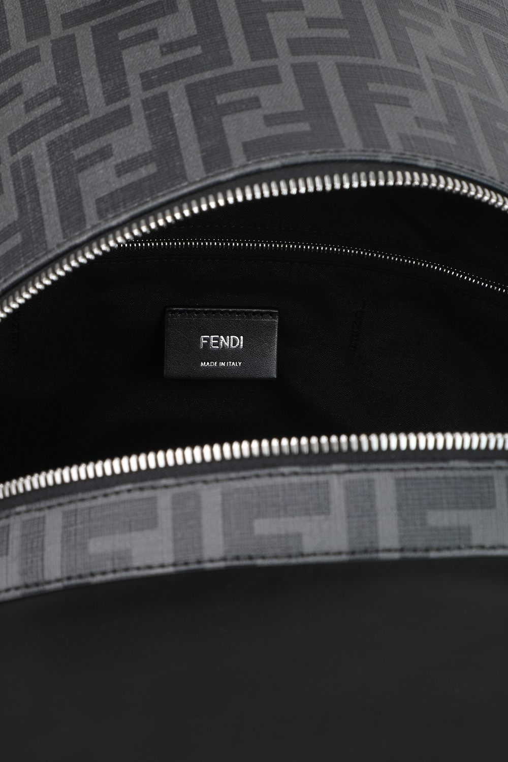 תמונת פנים של תיק גב מונוגרמי שחור עם פס כתום