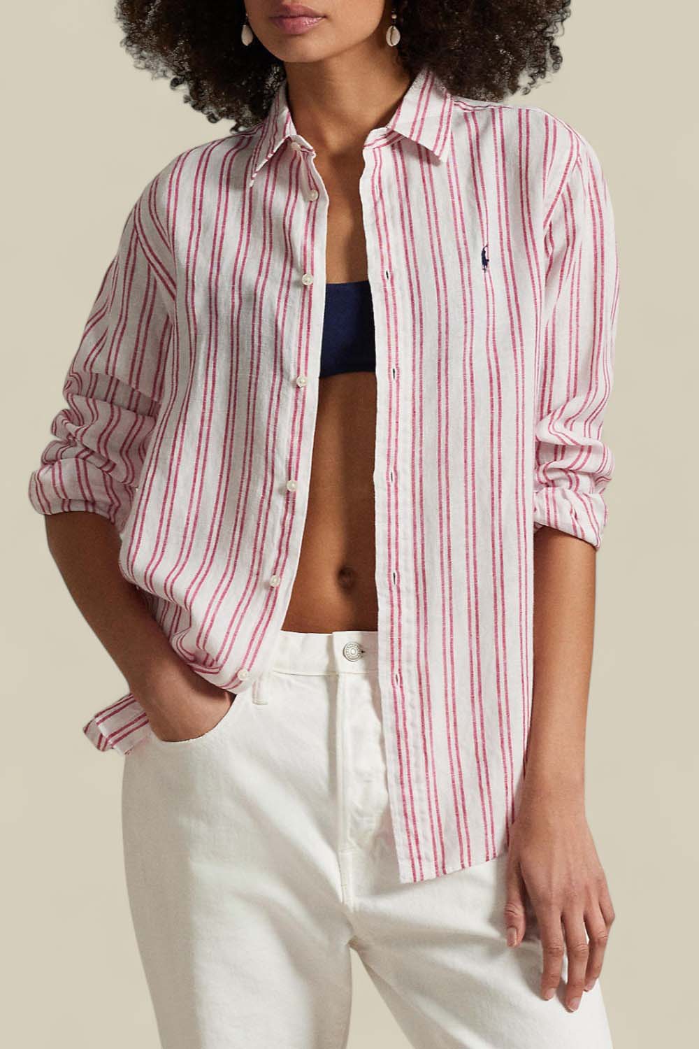 תמונת דוגמן קידמית של חולצה מכופתרת