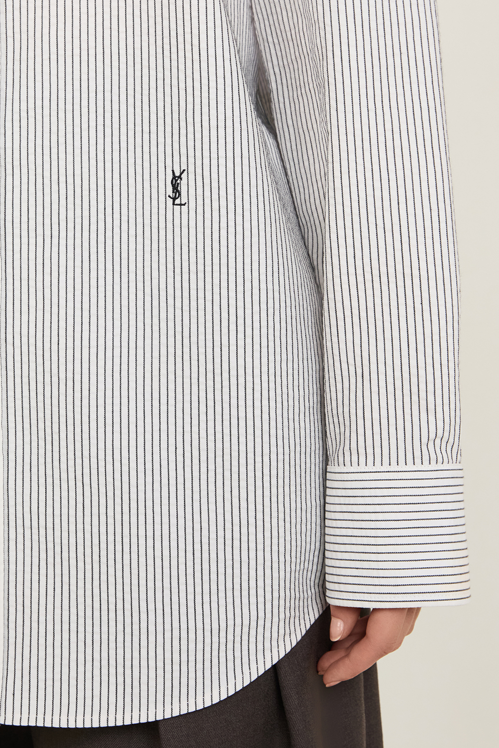 תמונת תקריב דוגמן של חולצת כפתורים