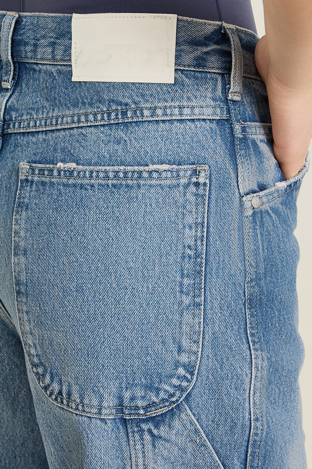 תמונת תקריב דוגמן של מכנסי ג'ינס רחבים